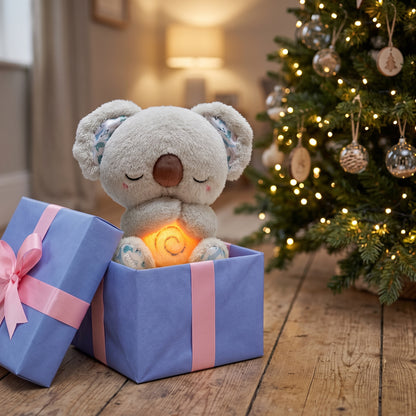 Mimo asomando de una caja de regalo junto al árbol de Navidad