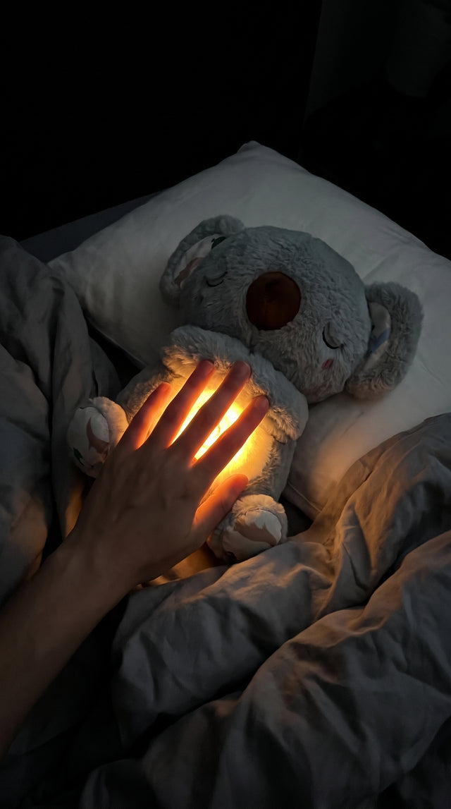 Con la luz apagada, una mano sobre la barriga encendida de Mimo