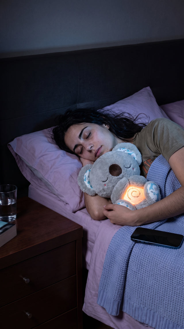 Una chica dormida abrazada a Mimo, con la barriga encendida