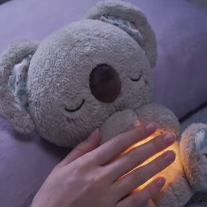 Una mano sobre la barriga encendida de Mimo, que sube y baja despacio